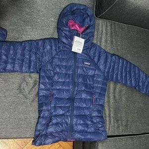 Brand new Patagonia Women’s down sweater hoody! Size is XS. Color is blue